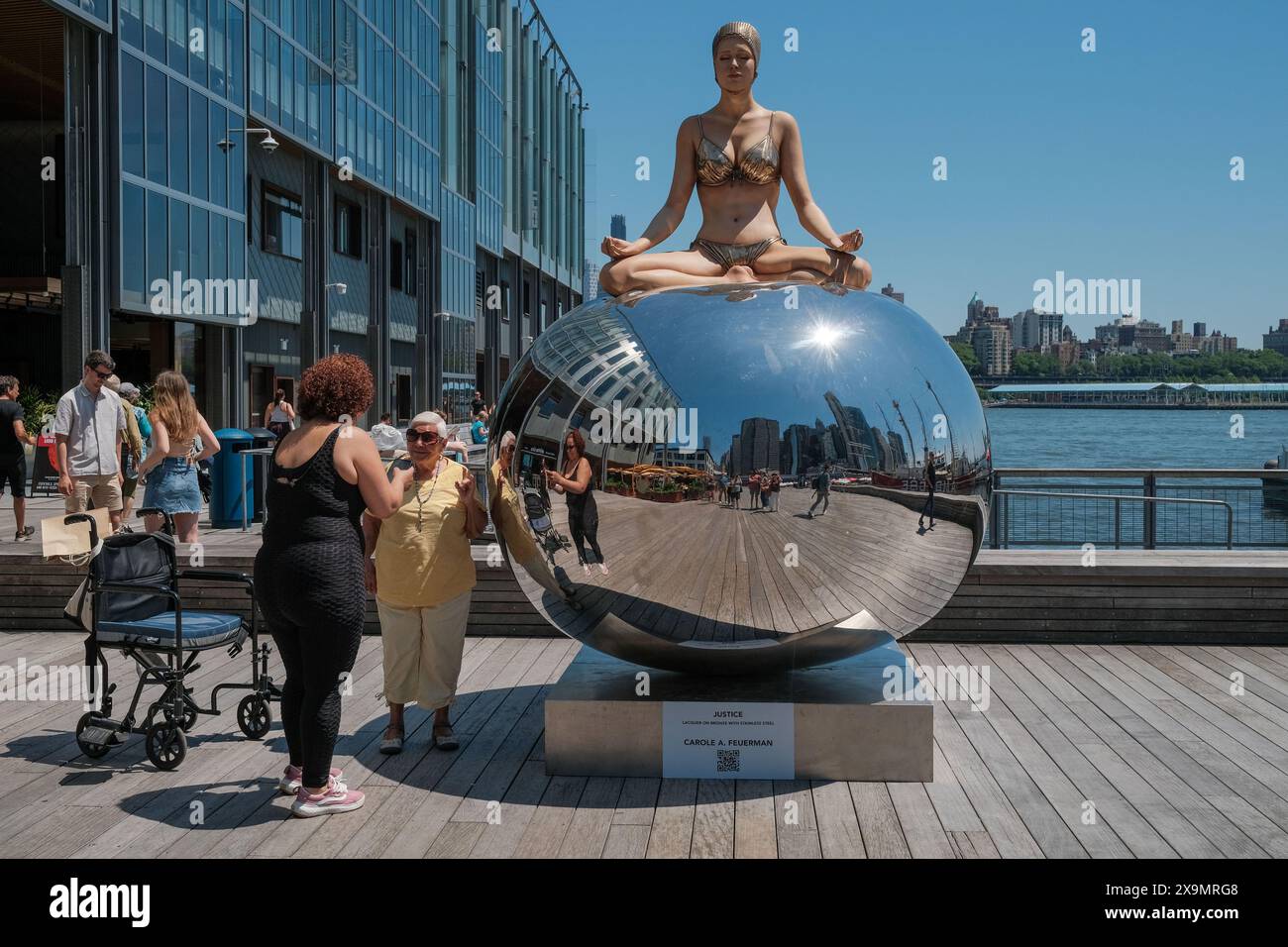 New York, New York, USA. Juni 2024. Die berühmte amerikanische Bildhauerin Carole Feuerman zeigt ihre hyperrealistischen Skulpturen am Pier 17.at the South Street Seaport NYC. Die Kunstwerke der Kunstharzschwimmer ergänzen den maritimen Pier am East River. (Kreditbild: © Milo Hess/ZUMA Press Wire) NUR REDAKTIONELLE VERWENDUNG! Nicht für kommerzielle ZWECKE! Quelle: ZUMA Press, Inc./Alamy Live News Stockfoto