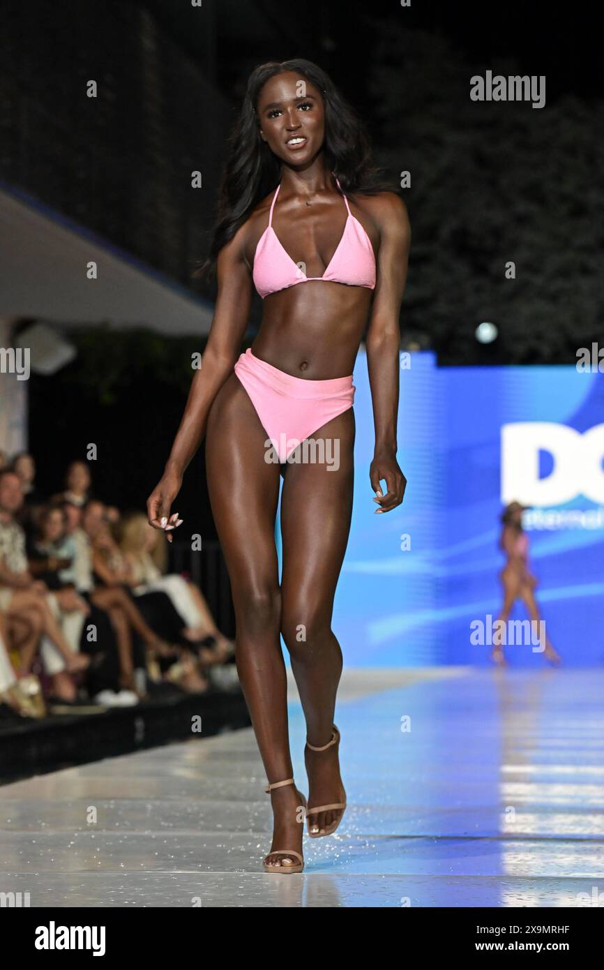 Miami Beach, Usa. 31. Mai 2024. Miami Beach, FL - Mai 31: Ein Model spaziert während der Miami Swim Week am Freitag, den 31. Mai 2024 in Miami Beach auf der Landebahn für DOB. FL. (Foto: Michele Eve Sandberg/SIPA USA) Credit: SIPA USA/Alamy Live News Stockfoto