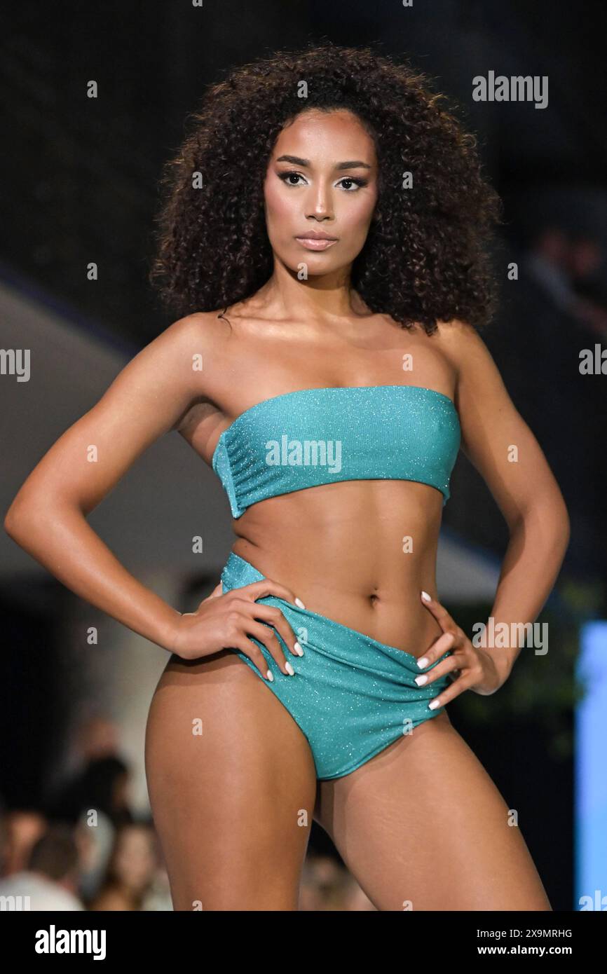 Miami Beach, Usa. 31. Mai 2024. Miami Beach, FL - Mai 31: Ein Model spaziert während der Miami Swim Week am Freitag, den 31. Mai 2024 in Miami Beach auf der Landebahn für DOB. FL. (Foto: Michele Eve Sandberg/SIPA USA) Credit: SIPA USA/Alamy Live News Stockfoto
