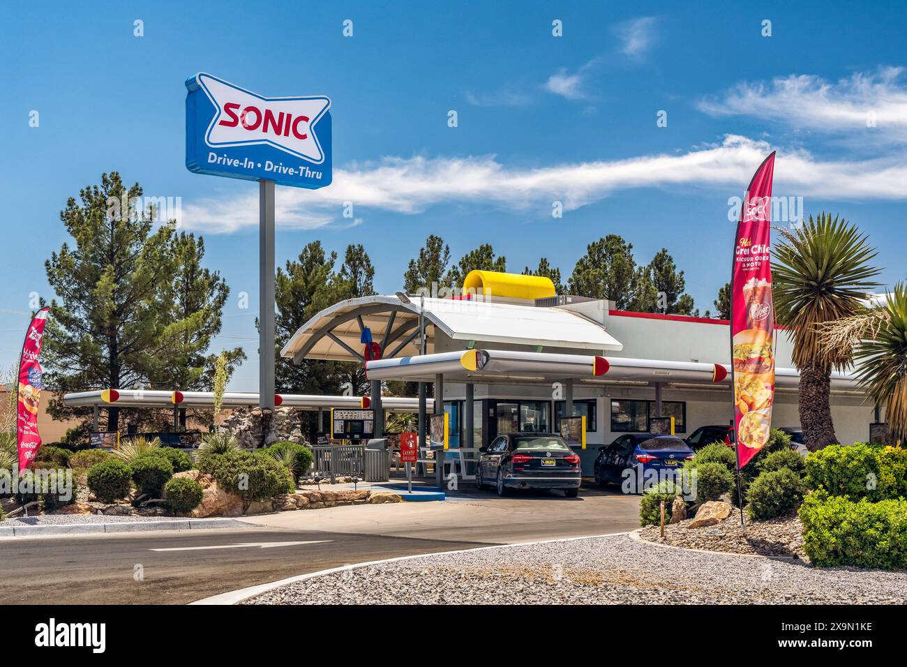 TRUTH OR CONSEQUENCES, NM, USA – 18. MAI 2024: Außenansicht des Sonic Drive-in Restaurants und Markenlogo. Stockfoto