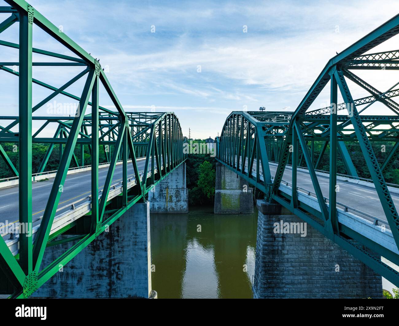 Eine ruhige Brücke über Einen ruhigen Fluss am Abend Stockfoto
