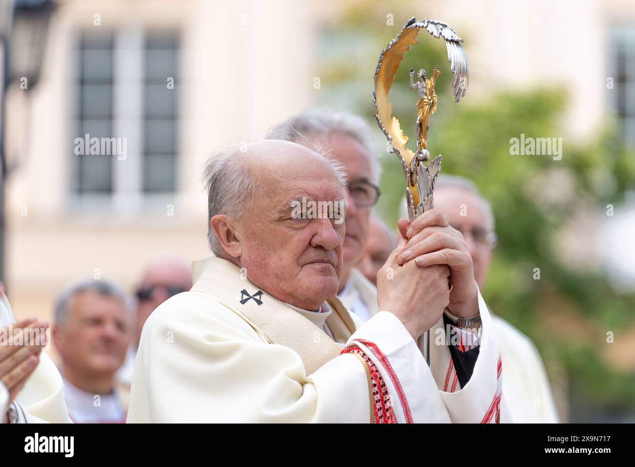 Kazimierz Nycz polnischer Prälat während der Fronleichnamsprozession. Corpus Christi, das fest des Allerheiligsten Leibes und Blutes Christi, wird in Polen gefeiert. Für Katholiken ist dies ein besonderer und freudiger Feiertag - er erinnert uns an das Letzte Abendmahl und die Verwandlung von Brot und Wein in den Leib und das Blut Christi. In Warschau nach der feierlichen Heiligen Messe in der Basilika des Heiligen Johannes des Täufers führte eine Prozession durch die Straßen der Stadt. Die Prozession hielt an den Altären, die von den Bewohnern vor den Kirchen aufgestellt wurden. Stockfoto