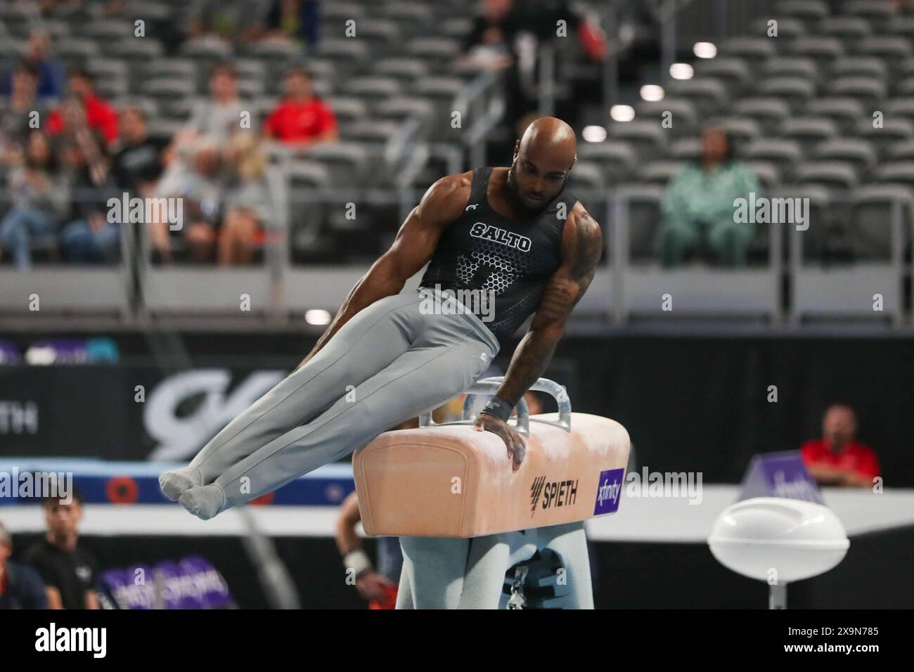 1. Juni 2024, Fort Worth, Texas, USA: DONNELL WHITTENBURG vom Salto Gymnastics Club führt seine Pommel-Horse-Routine während der Xfinity U.S. Gymnastics Championships 2024 in der Dickies Arena in Fort Worth aus. (Kreditbild: © Brian McLean/ZUMA Press Wire) NUR REDAKTIONELLE VERWENDUNG! Nicht für kommerzielle ZWECKE! Stockfoto