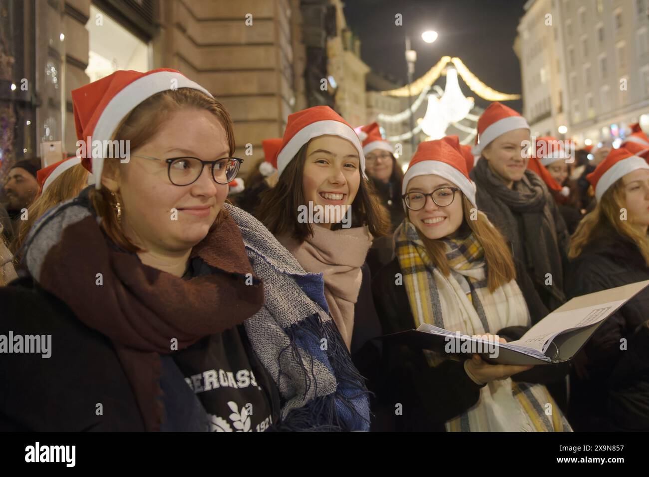 Wien, Österreich. November 2019. Der Frauenchor singt Weihnachtslieder „am Graben“ im 1. Wiener Gemeindebezirk Stockfoto