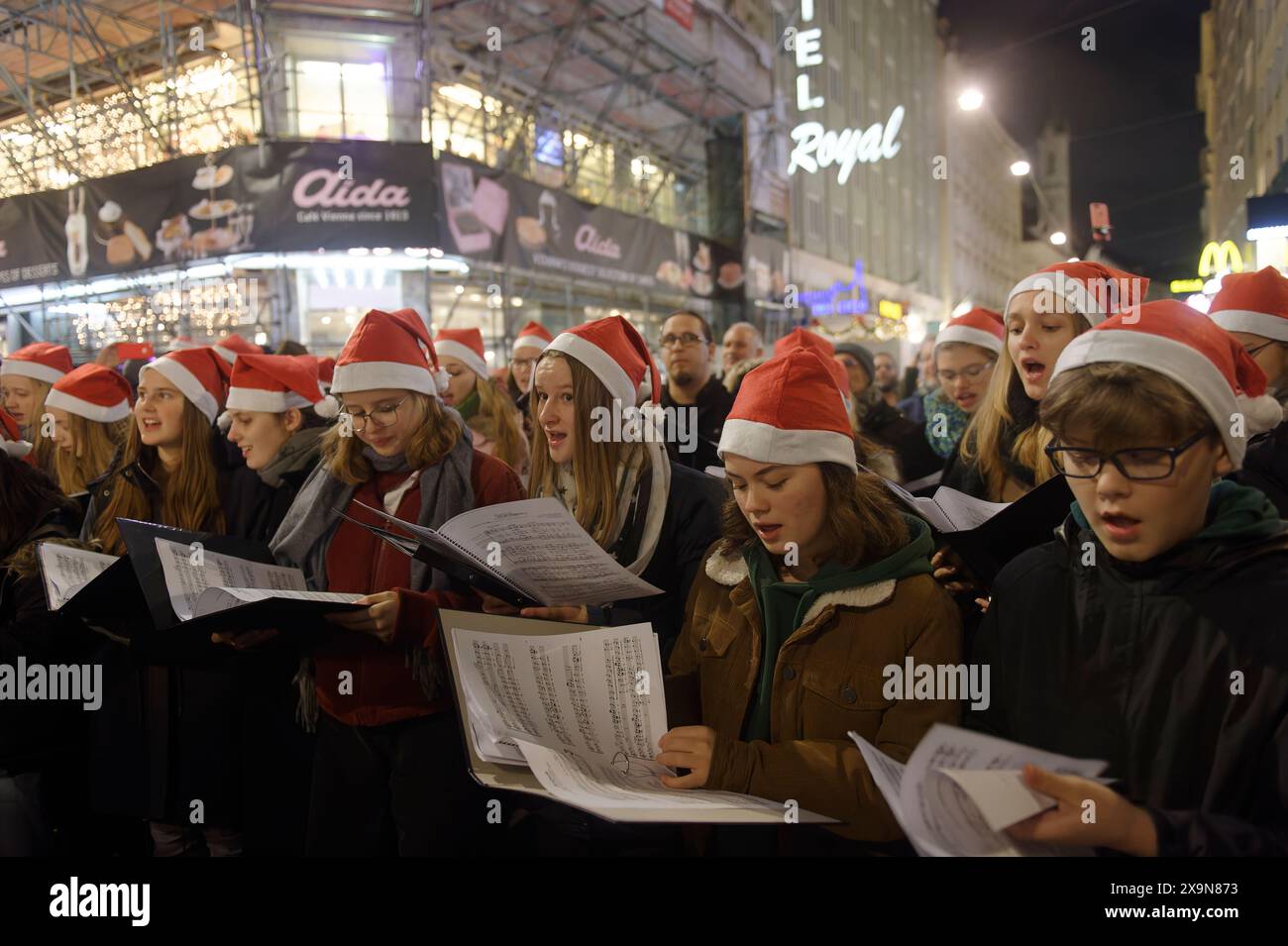 Wien, Österreich. November 2019. Der Frauenchor singt Weihnachtslieder „am Graben“ im 1. Wiener Gemeindebezirk Stockfoto