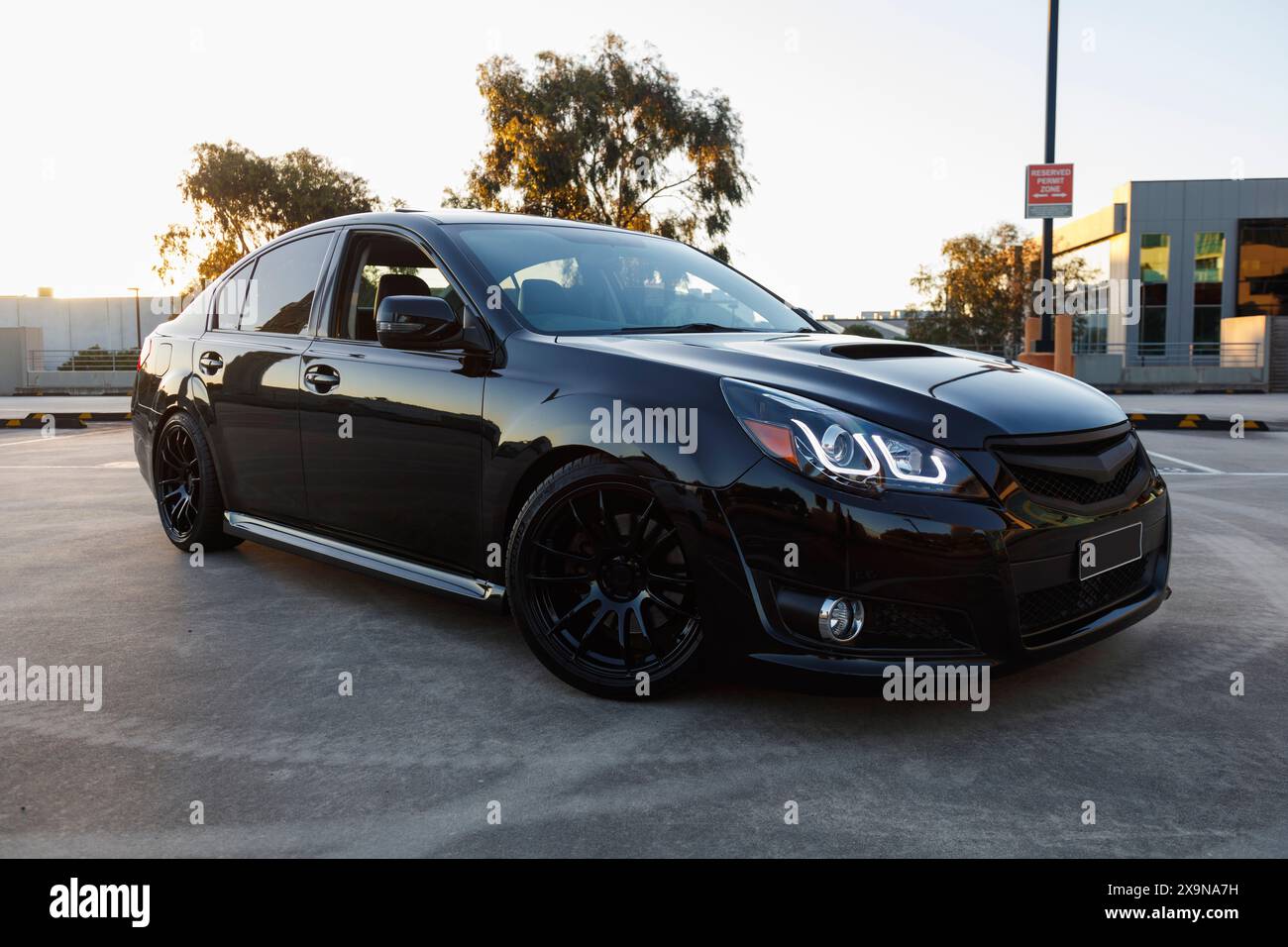 Heiß aussehende Sportlimousine Stockfoto