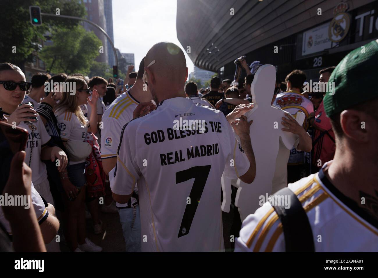 MADRID, SPANIEN - 1. JUNI: Fans von Real Madrid besuchen das Santiago Bernabeu Stadion, um durch riesige Bildschirme das Finale der UEFA Champions League zwischen Real Madrid und Borussia Dortmund im Santiago Bernabeu Stadion zu sehen. (Foto: Guillermo Martinez) Stockfoto