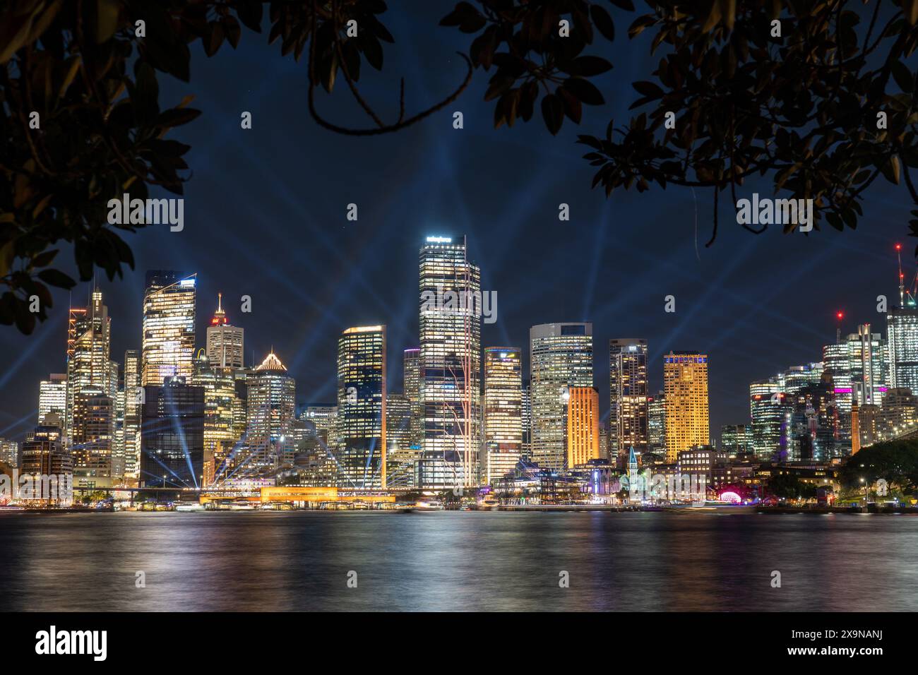 Sydney mit farbenfrohen Lichtern im Rahmen des Vivid Sydney Festivals Stockfoto