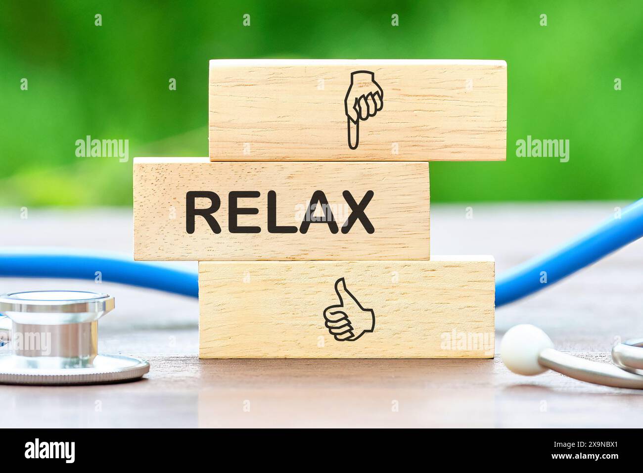 Entspannungskonzept für Spa oder Gesundheit. Relax-Textwort auf Holzstäben neben dem Stethoskop Stockfoto