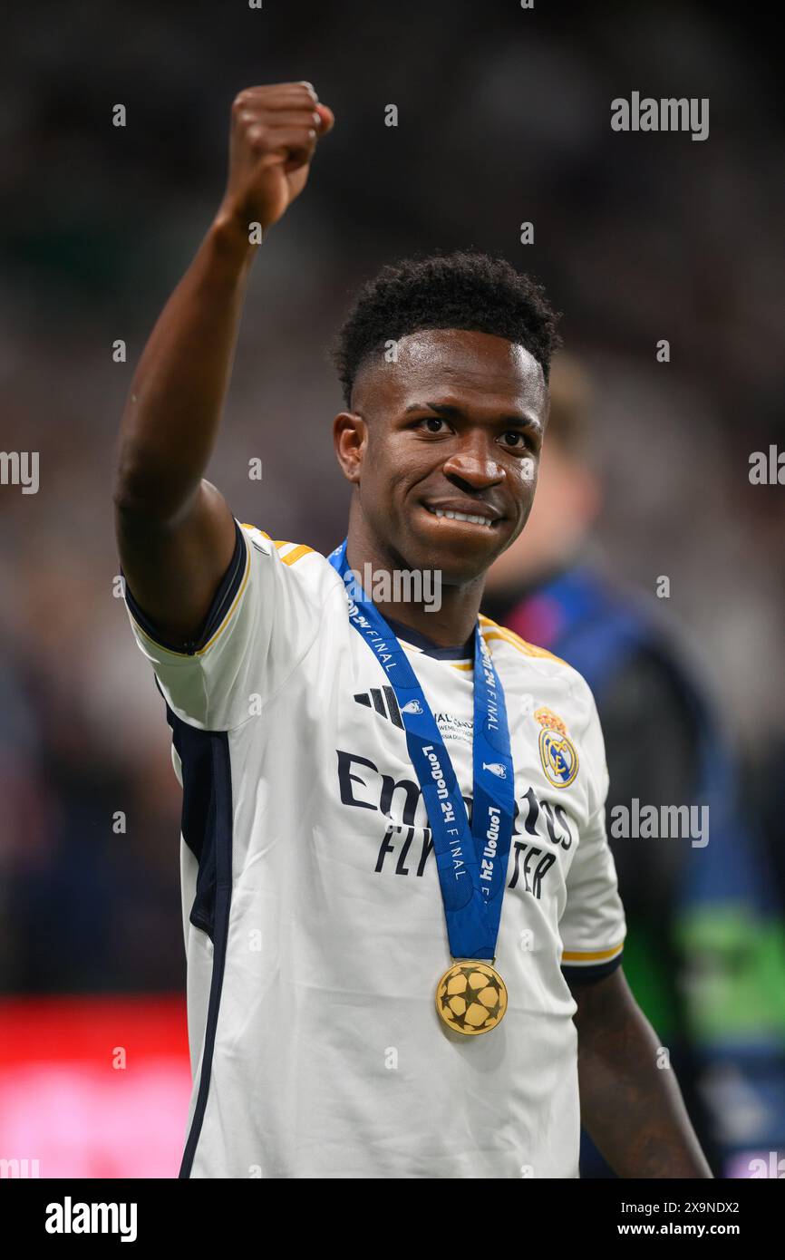 London, Großbritannien. 1. Juni 2024 - Borussia Dortmund gegen Real Madrid - UEFA Champions League-Finale - Wembley Real Madrids Vinicius Junior feiert den Sieg der Champions League in London. Bild : Mark Pain / Alamy Live News Stockfoto