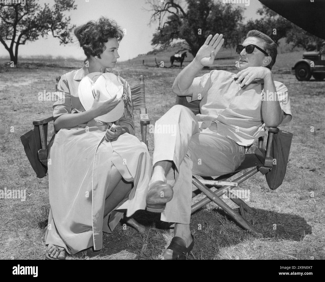 JEAN SIMMONS und KIRK DOUGLAS unterhalten sich gemeinsam am Set von SPARTACUS 1960 Regisseur STANLEY KUBRICK Roman HOWARD FAST Drehbuch DALTON TRUMBO Music ALEX NORTH Bryna Productions / Universal Pictures Stockfoto