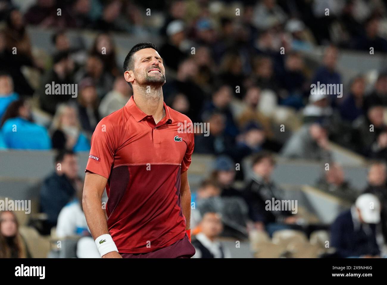 Paris, Frankreich. Juni 2024. Novak Djokovic reagierte beim Spiel der dritten Runde der Männer zwischen Novak Djokovic aus Serbien und Lorenzo Musetti aus Italien beim französischen Tennisturnier Roland Garros in Paris am 2. Juni 2024. Quelle: Glenn Gervot/Xinhua/Alamy Live News Stockfoto