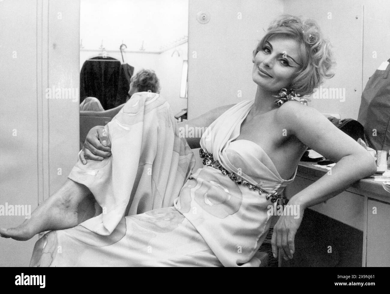 EINGEREICHT - 15. Juli 1968, Bayern, München: Deutsche Schauspielerin Ruth Maria Kubitschek als Helen in „die Trojanischen Frauen von Euripides“ in ihrer Garderobe bei den Münchner Kammerspielen am 15.07.1968. Die Schauspielerin Ruth Maria Kubitschek ist tot. Laut einer Sprecherin starb sie im Alter von 92 Jahren in der Schweiz. **NUR SW Foto: Picture Alliance/dpa Stockfoto