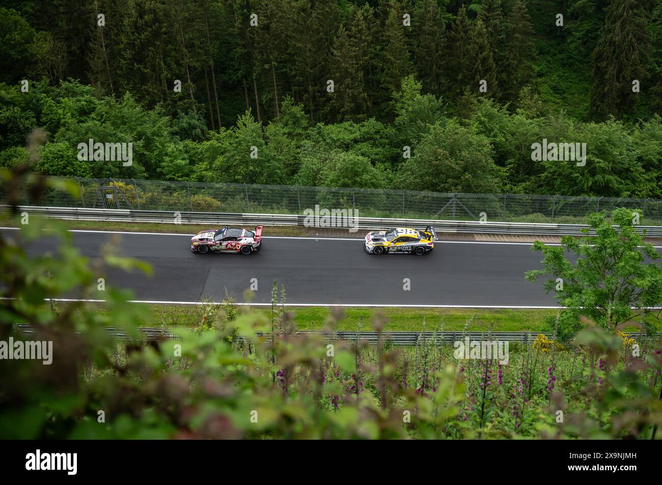 01. Juni 2024, Rheinland-Pfalz, Nürburg: Rennwagen fahren beim 24h-Rennen auf der Nordschleife des Nürburgrings. Foto: Silas Stein/dpa Stockfoto