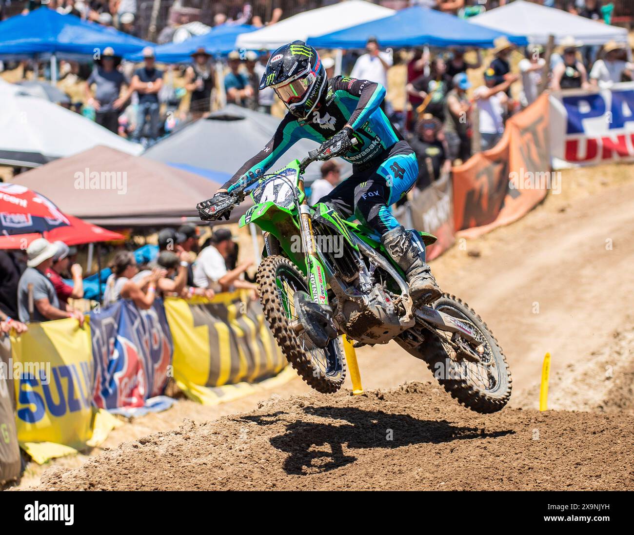 Sacramento, Kalifornien, USA. Juni 2024 Sacramento, CA USA Levi Kitchen. Monster Energy Pro Circuit Kawasaki(47) bekommt Luft auf Sprung 22 während der Pro Motocross Championship 250 Heat # 1. Levi Kitchen belegte den zweiten Platz im Hangtown Classic Sacramento, CA Thurman James/CSM Credit: CAL Sport Media/Alamy Live News Stockfoto