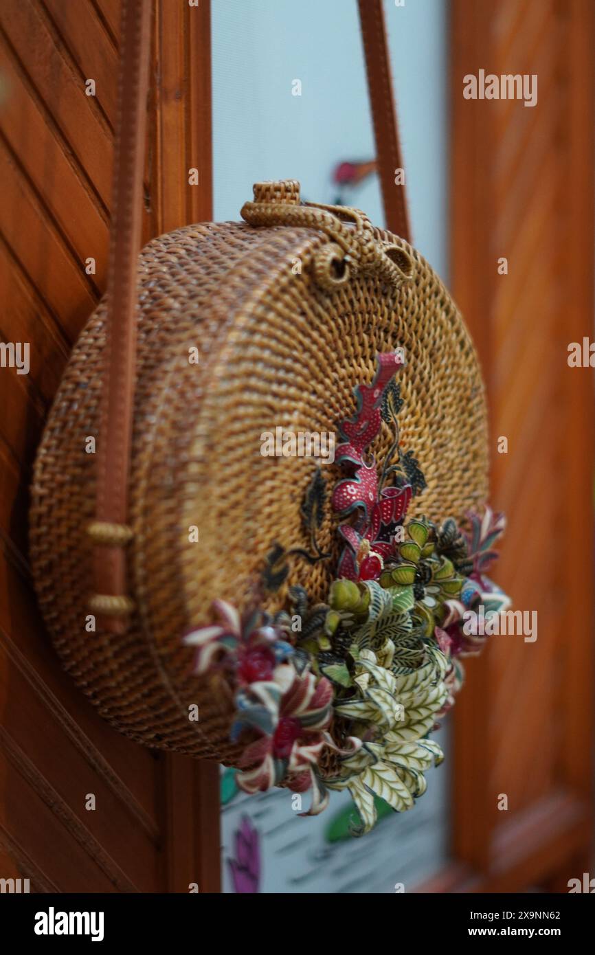 Runde Rattanbeutel sind mit Sospeso dekoriert und hängen Stockfoto