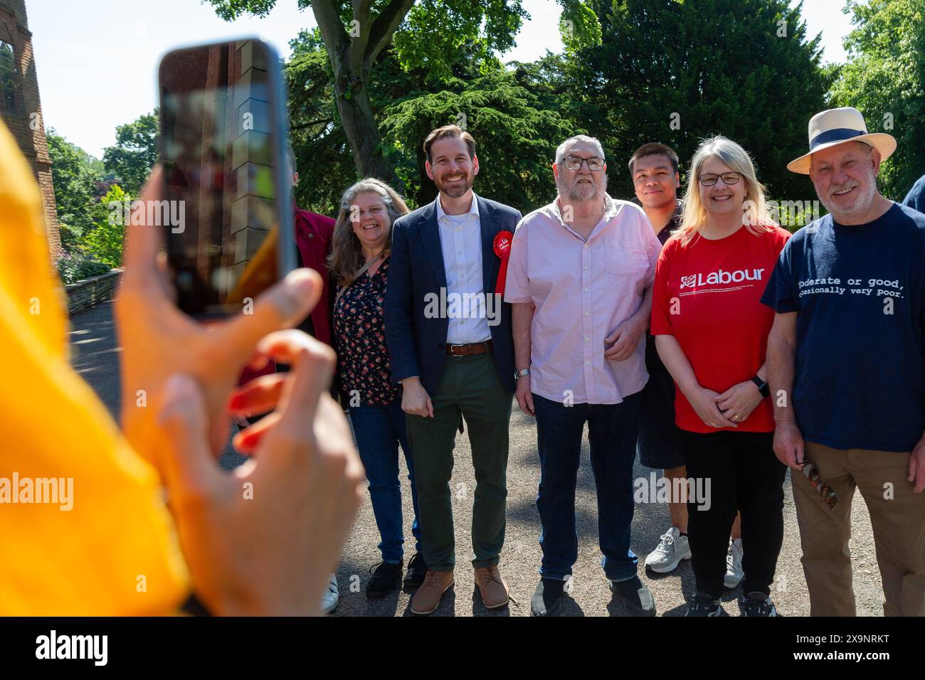 Cradley Heath, West Midlands, Großbritannien. Juni 2024. Alex Ballinger, Kandidat der Labour Party für Halesowen und Rowley Regis im Black Country Teil der West Midlands, startet seinen Wahlkampf heute Morgen (Sonntag, 2. Juni). Alex Ballinger, Ex-Royal Marine und Charity Boss, steht gegen den amtierenden konservativen Abgeordneten James Morris und ist entschlossen, Halesowen rot zu machen. Quelle: Peter Lopeman/Alamy Live News Stockfoto