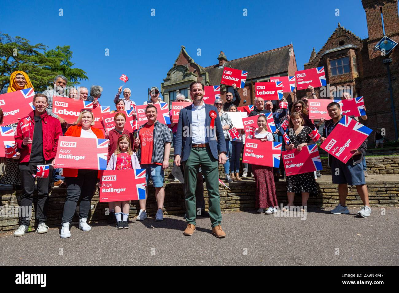 Cradley Heath, West Midlands, Großbritannien. Juni 2024. Alex Ballinger, Kandidat der Labour Party für Halesowen und Rowley Regis im Black Country Teil der West Midlands, startet seinen Wahlkampf heute Morgen (Sonntag, 2. Juni). Alex Ballinger, Ex-Royal Marine und Charity Boss, steht gegen den amtierenden konservativen Abgeordneten James Morris und ist entschlossen, Halesowen rot zu machen. Quelle: Peter Lopeman/Alamy Live News Stockfoto