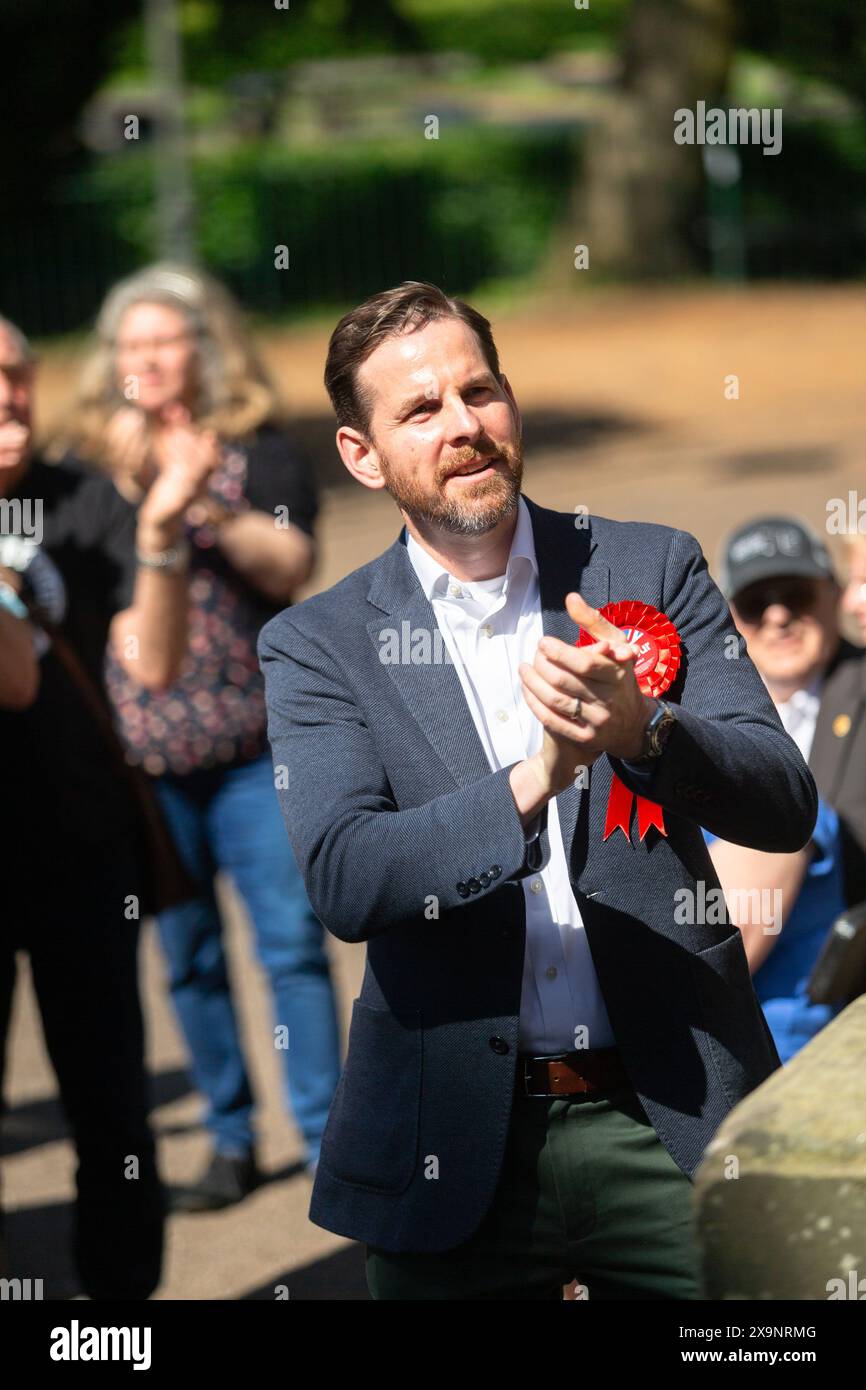 Cradley Heath, West Midlands, Großbritannien. Juni 2024. Alex Ballinger, Kandidat der Labour Party für Halesowen und Rowley Regis im Black Country Teil der West Midlands, startet seinen Wahlkampf heute Morgen (Sonntag, 2. Juni). Alex Ballinger, Ex-Royal Marine und Charity Boss, steht gegen den amtierenden konservativen Abgeordneten James Morris und ist entschlossen, Halesowen rot zu machen. Quelle: Peter Lopeman/Alamy Live News Stockfoto