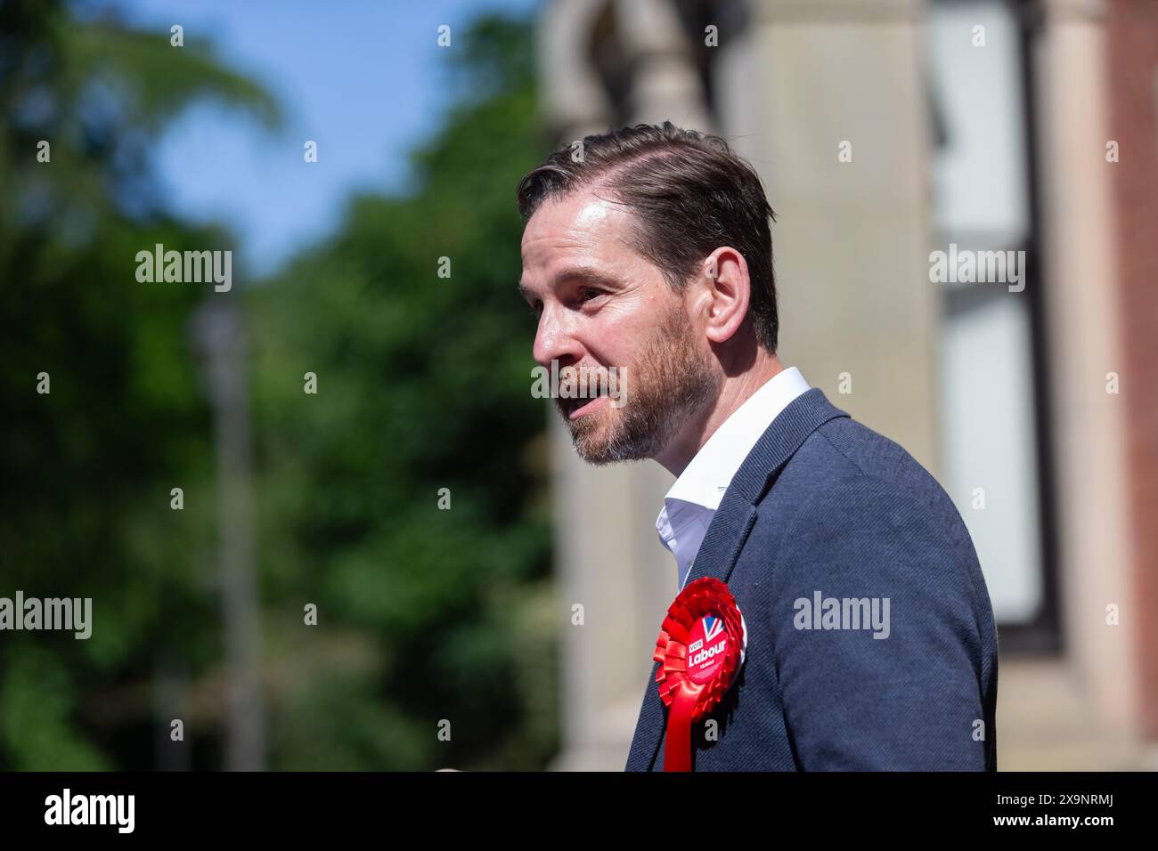 Cradley Heath, West Midlands, Großbritannien. Juni 2024. Alex Ballinger, Kandidat der Labour Party für Halesowen und Rowley Regis im Black Country Teil der West Midlands, startet seinen Wahlkampf heute Morgen (Sonntag, 2. Juni). Alex Ballinger, Ex-Royal Marine und Charity Boss, steht gegen den amtierenden konservativen Abgeordneten James Morris und ist entschlossen, Halesowen rot zu machen. Quelle: Peter Lopeman/Alamy Live News Stockfoto
