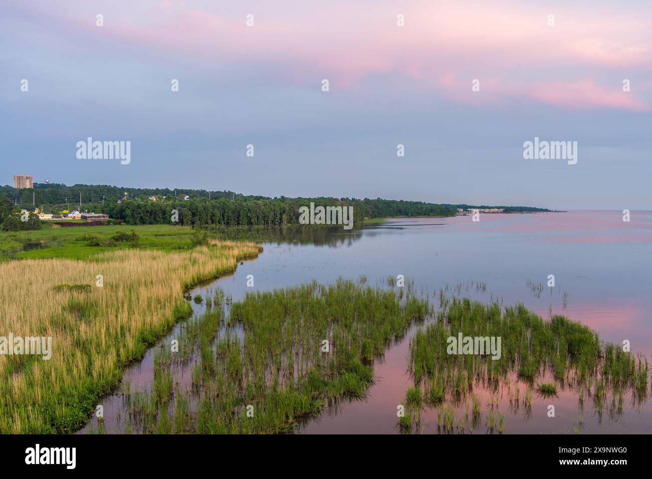 Daphne, Alabama am Ostufer der Mobile Bay bei Sonnenuntergang Stockfoto