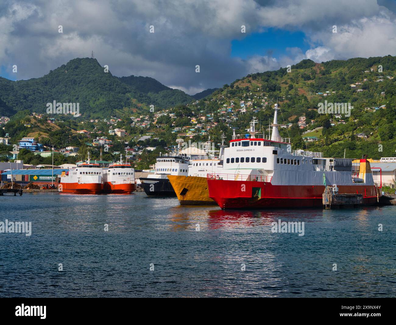 Kingstown, St. Vincent – 29. Januar 2024: Fähren zwischen den Inseln legen in Kingstown, St. Vincent in der Karibik an. Stockfoto