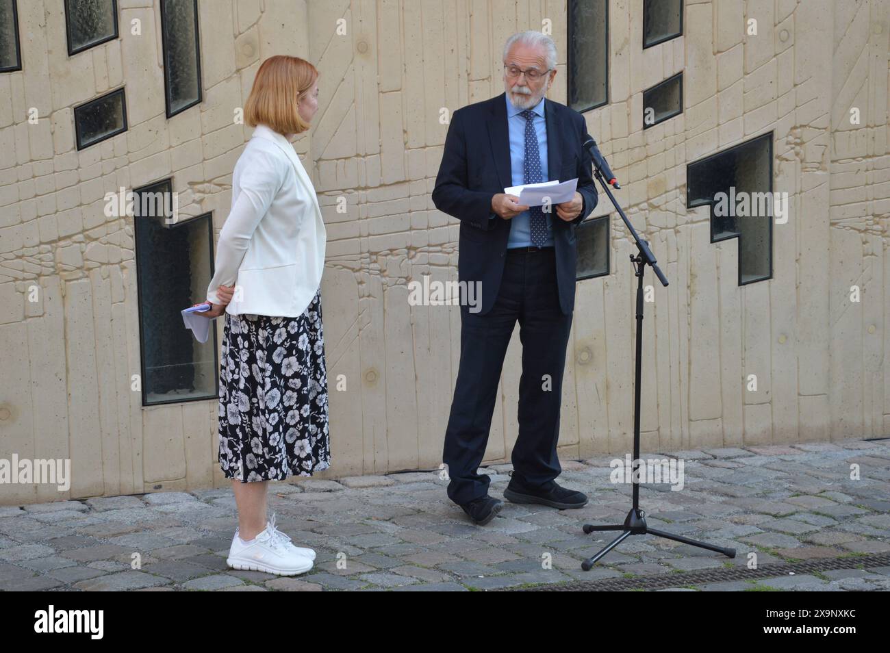 Berlin, Deutschland - 31. Mai 2024 - Nadejda Bartels (Chief Executive der Tchoban Foundation) und Roberto Jaguaribe Gomes de Mattos (Botschafter Brasiliens in Deutschland) bei der Ausstellungseröffnung von Lina Bo Bardi vor dem Gebäude der Tchoban Foundation in Berlin-Prenzlauer Berg. (Foto: Markku Rainer Peltonen) Stockfoto