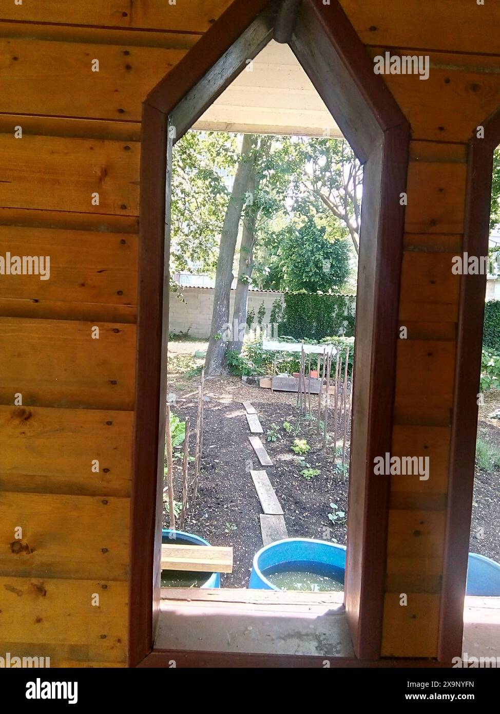 GUE sur un jardin Potager à travers la fenêtre d'une chapelle Stockfoto