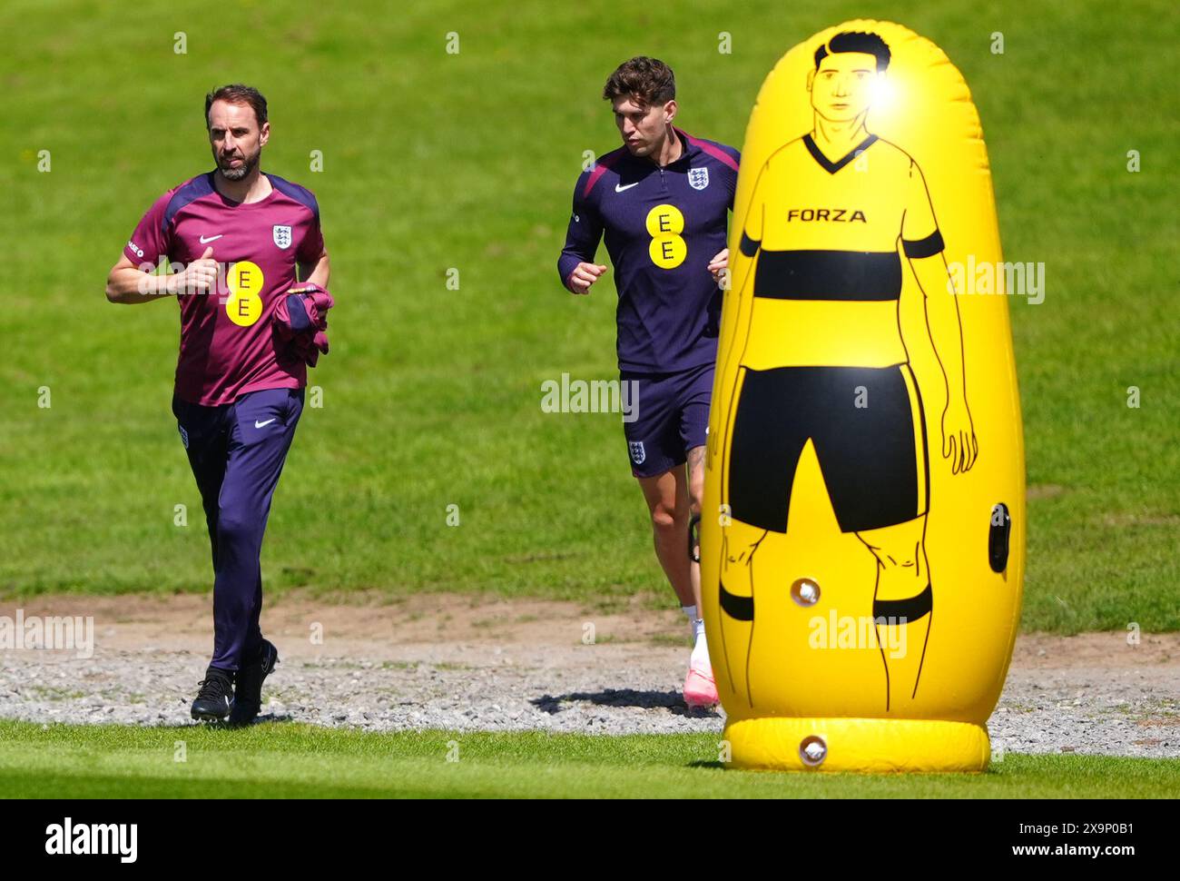 England-Manager Gareth Southgate und John Stones während eines Trainings im Rockliffe Park, County Durham. Bilddatum: Sonntag, 2. Juni 2024. Stockfoto