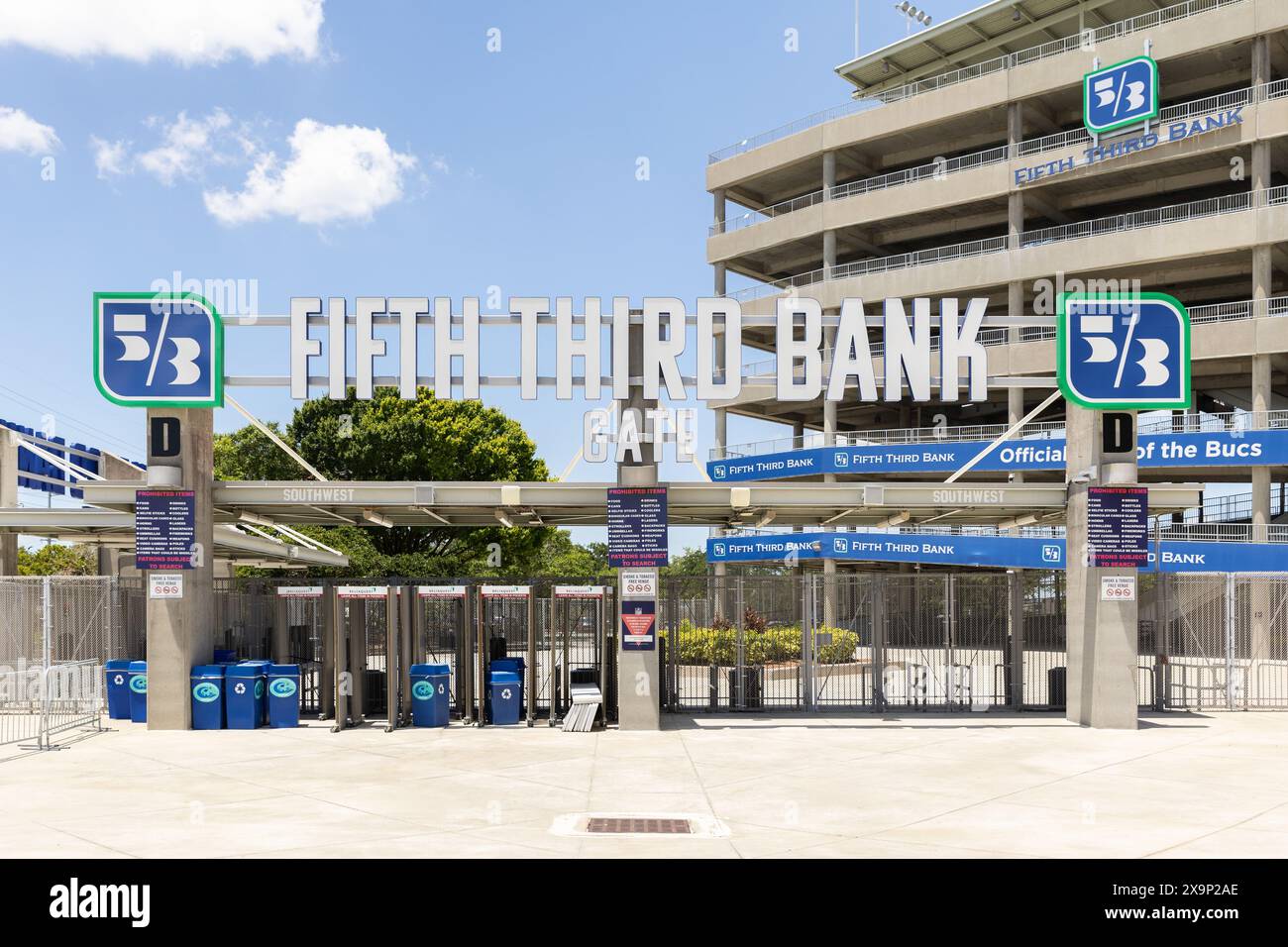 Das Raymond James Stadium ist das Heimstadion der Tampa Bay Buccaneers und der University of South Florida Bulls NCAA. Eingang zur fünften Third Bank. Stockfoto Das Raymond James Stadium ist das Heimstadion der Tampa Bay Buccaneers und der University of South Florida Bulls NCAA. Eingang zur fünften Third Bank. Stockfoto