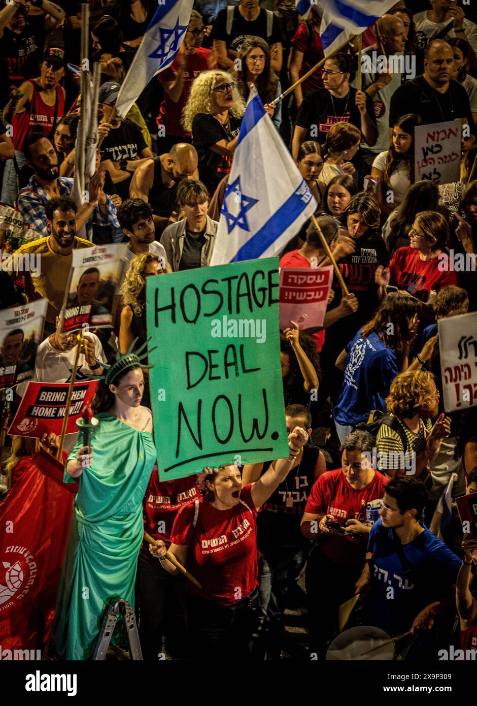 Israelische Demonstranten halten während einer Demonstration in Tel Aviv am Samstag, dem 1. Juni 2024, ein Schild hoch, das zu einem Geiselabkommen aufruft. Einen Tag nach US-Präsident Jo Stockfoto