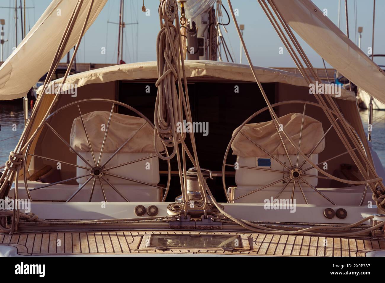 Moderne Lenkräder für Segeljachten Stockfoto