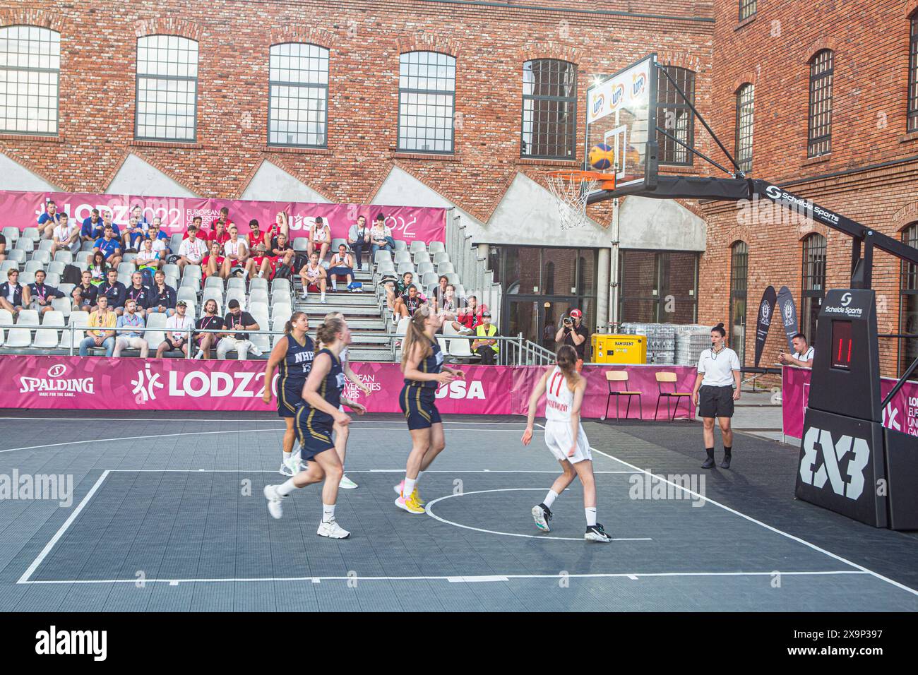 Die Ukraine Stefanyk College 3x3-Basketballmannschaft (weiße Uniform) gewinnt das Finale gegen Norwegen bei den European University Sports Games 2022 in Lodz, Polen Stockfoto