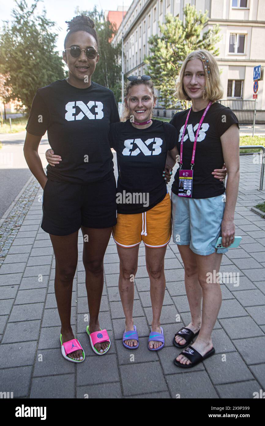 Ukrainische Aufstiegsstars der Schülerin 3x3 Basketball Miriam Uro-Nile (L), Veronika Kosmach (R) und Daria Zavidnaya auf der Straße von Lodz, Polen Jul 2022 Stockfoto