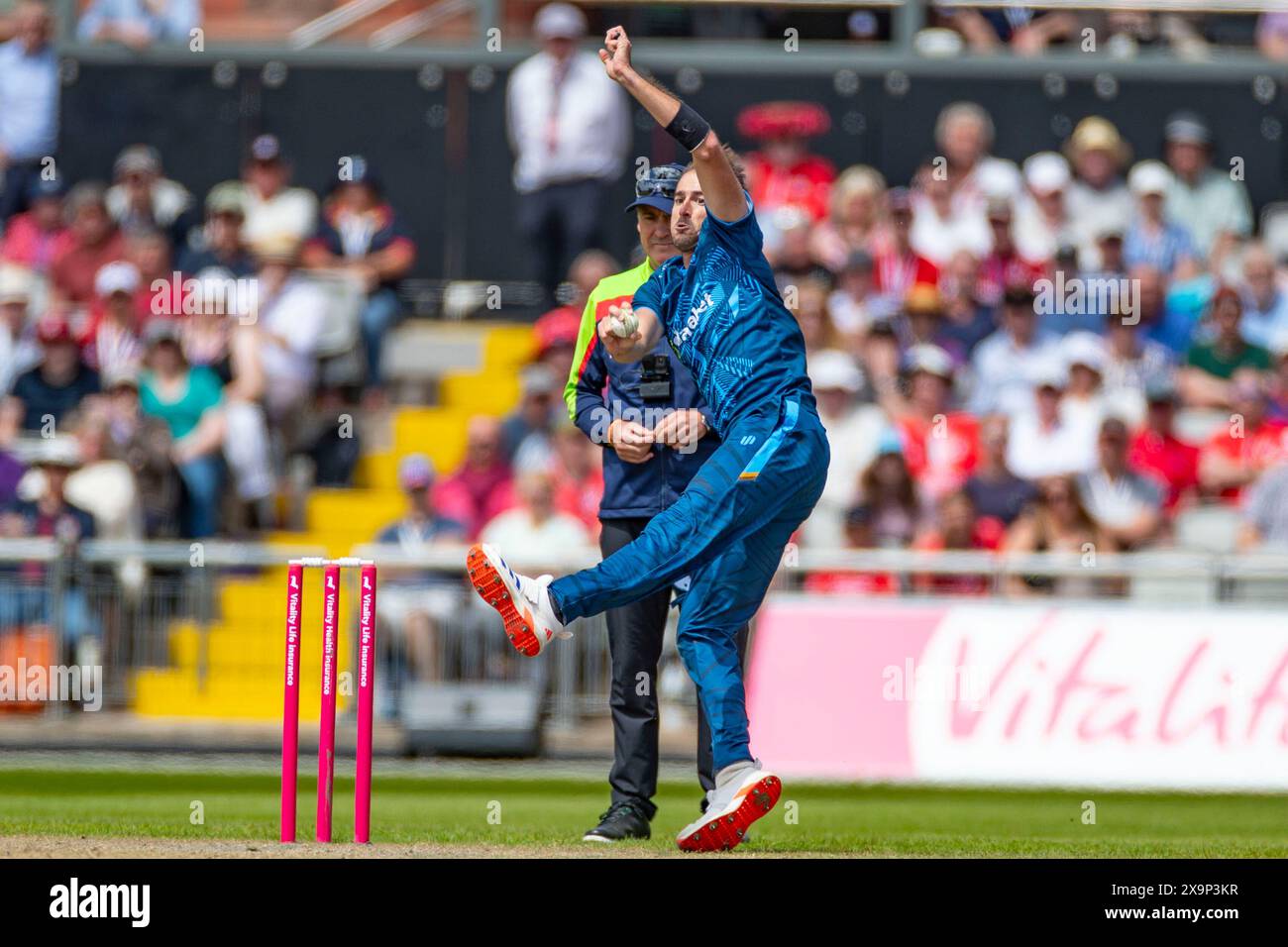 Old Trafford, Manchester am Sonntag, den 2. Juni 2024. Daryn Dupavillon #8 Derbyshire County Cricket Club Bowling während des Vitality Blast T20 Spiels zwischen Lancashire und Derbyshire County Cricket Club in Old Trafford, Manchester am Sonntag, den 2. Juni 2024. (Foto: Mike Morese | MI News) Credit: MI News & Sport /Alamy Live News Stockfoto