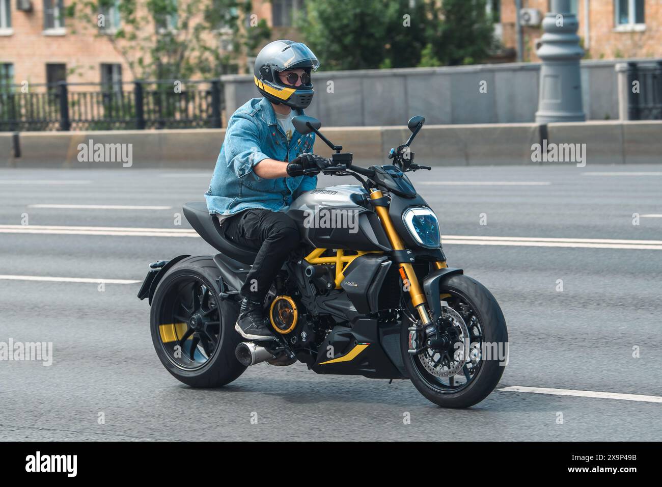 Moskau, Russland - 26. Mai 2024: Eine Biker-Parade füllt die Straßen mit einer lebendigen Präsentation der Motorradkultur. Stockfoto