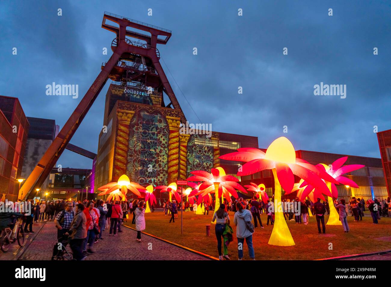 Extraschicht, die lange Nacht der Industriekultur, Kulturfest quer durch das Ruhrgebiet, 35 Spielorte in 19 Städten, hier Leuchtende Blumen Illumination an der Zeche Zollverein in Essen, Doppelbock Fördergerüst Schacht 12, NRW, Deutschland, Extraschicht Zollverein *** Extraschicht, die lange Nacht der Industriekultur, Kulturfestival im Ruhrgebiet, 35 Veranstaltungsorte in 19 Städten, hier leuchtende Blumen in der Zeche Zollverein in Essen, Doppelbock Pithead Wickelturm Schacht 12, NRW, Deutschland, Extraschicht Zollverein Stockfoto