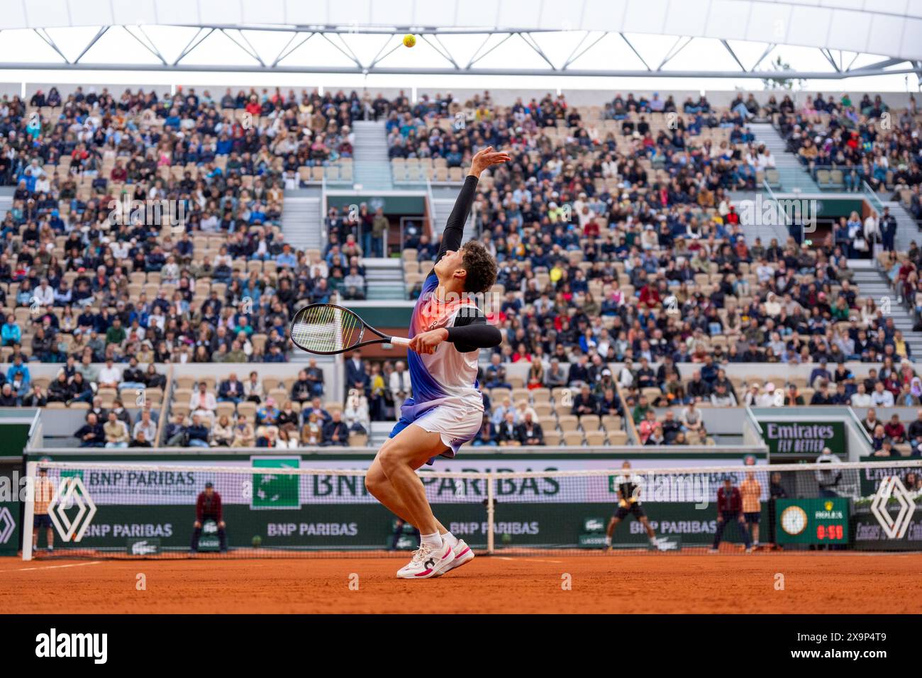 Paris, Frankreich. Juni 2024. PARIS, FRANKREICH - 1. JUNI: Ben Shelton aus den Vereinigten Staaten im Kampf gegen Felix Auger-Aliassime aus Kanada im Spiel der Männer-Singles am 7. Tag der French Open 2024 am 1. Juni 2024 in Paris. (Foto: Marleen Fouchier/BSR Agency) Credit: BSR Agency/Alamy Live News Stockfoto