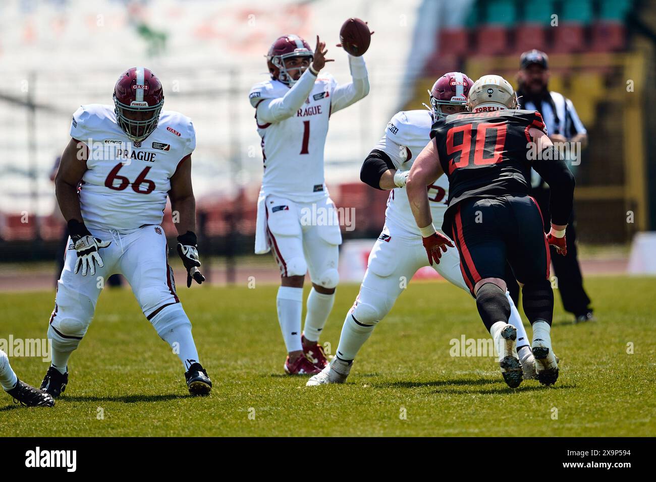 Kare Lyles (Prague Lions, #01), Ben Baierl (Berlin Thunder, #90), GER, Berlin Thunder vs. Prague Lions, American Football, Saison 2024, European League of Football, elf, Woche 2, 02.06.2024, Foto: Eibner-Pressefoto/ Claudius Rauch Stockfoto