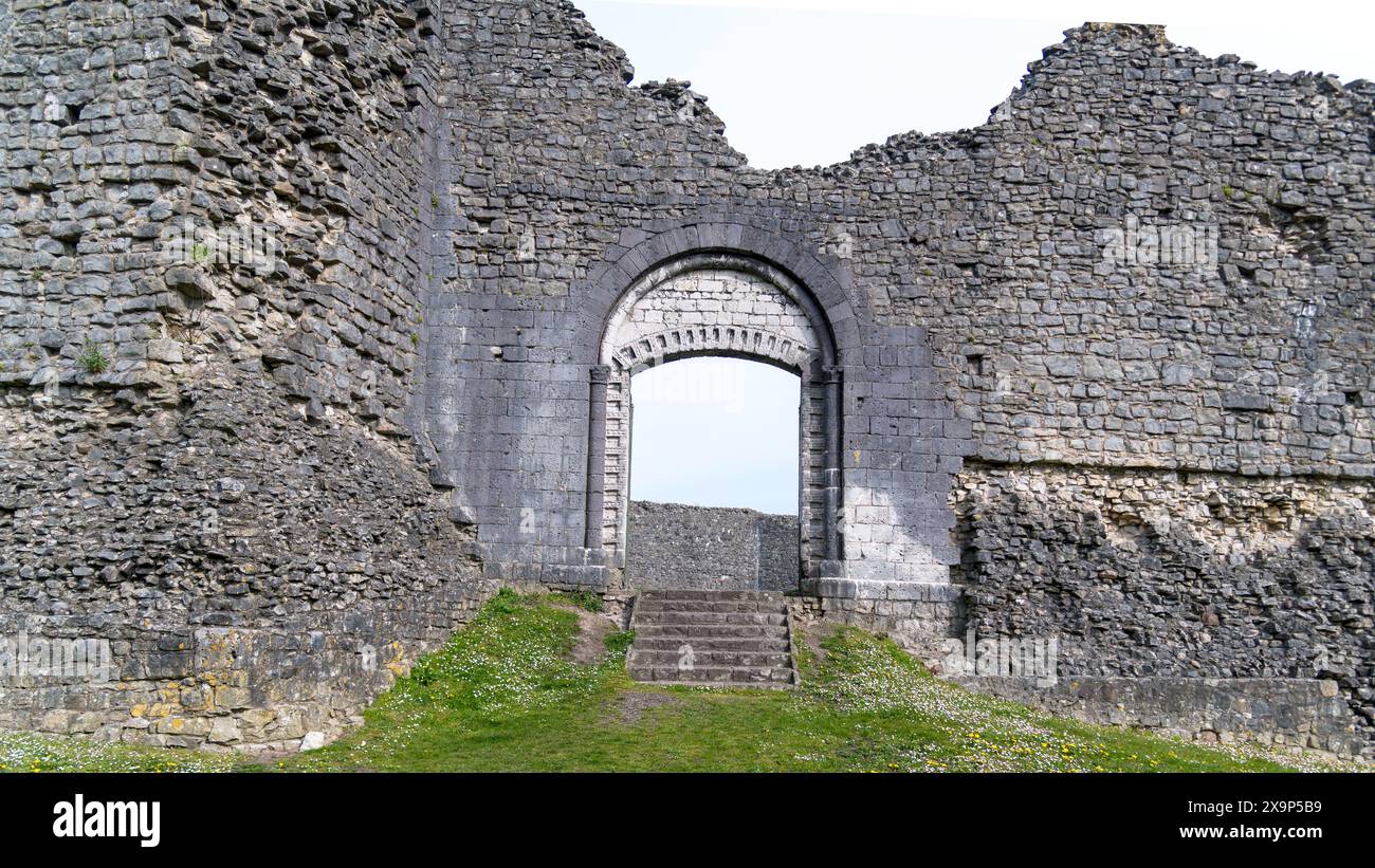 Newcastle Bridgend zeigt, dass es die Norman-Tür ist. Die Burg wurde 1106 n. Chr. als Ringwerk errichtet, dann in den 1180er Jahren aus Kalkstein Stockfoto