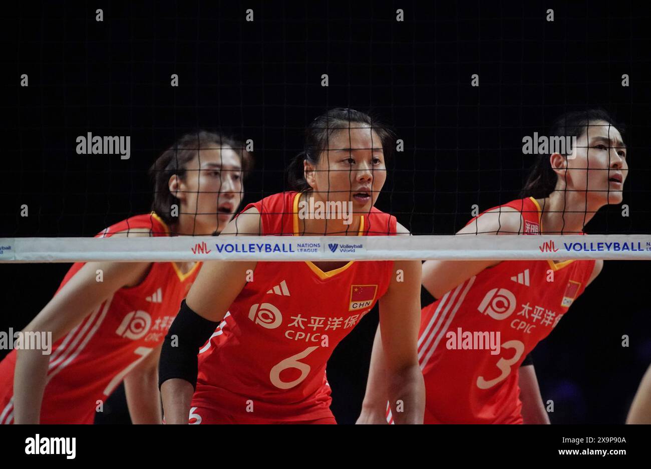 Macau, China. Juni 2024. Wang Yuanyuan, Gong Xiangyu und Diao Linyu (L bis R) aus China reagieren während des Vorspiels zwischen Italien und China bei der Women's Volleyball Nations League 2024 Macao in Macao, Südchina, 2. Juni 2024. Quelle: Lui Sui Wai/Xinhua/Alamy Live News Stockfoto