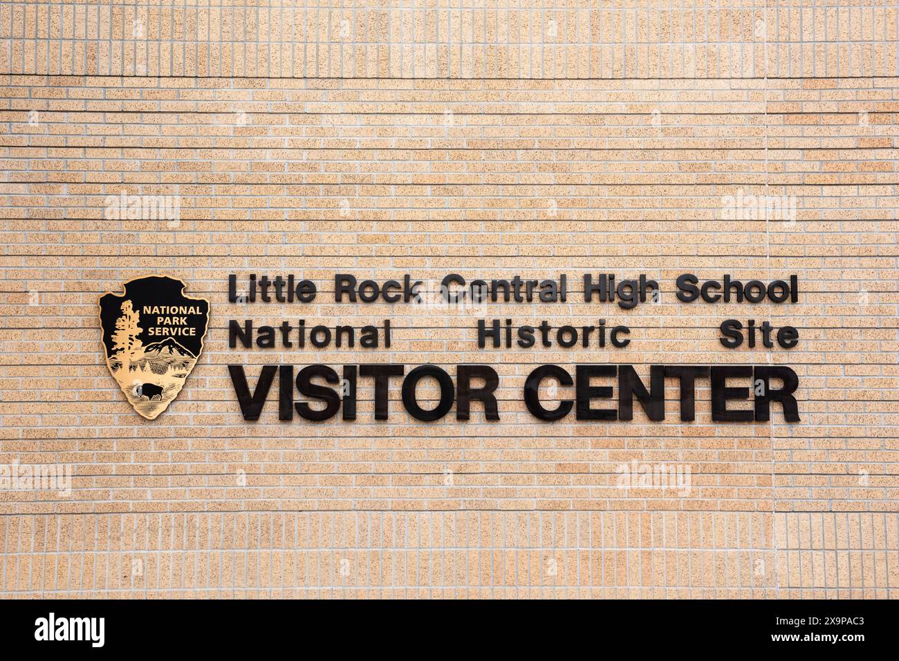 Schilder am Museum einer funktionierenden Gymnasialschule, die 1957 Schauplatz von entscheidenden Untregierungsereignissen war. Stockfoto