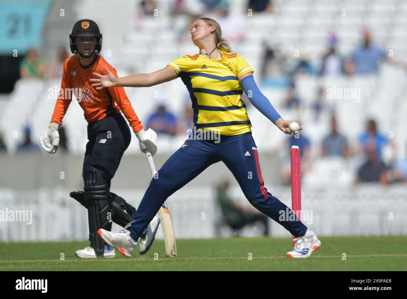 London, England. Juni 2024. Tiley Corteen-Coleman Bowls beim Charlotte Edwards Cup Spiel zwischen South East Stars und Southern Vipers im Kia Oval. Kyle Andrews/Alamy Live News. Stockfoto