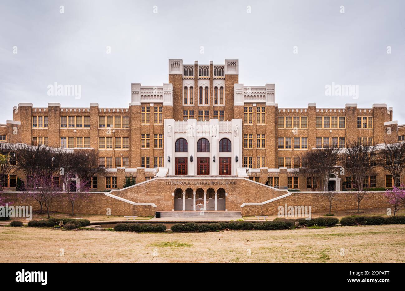 Vordereingang der Gymnasialschule, die 1957 Austragungsort der entscheidenden Untregierungsereignisse war. Stockfoto