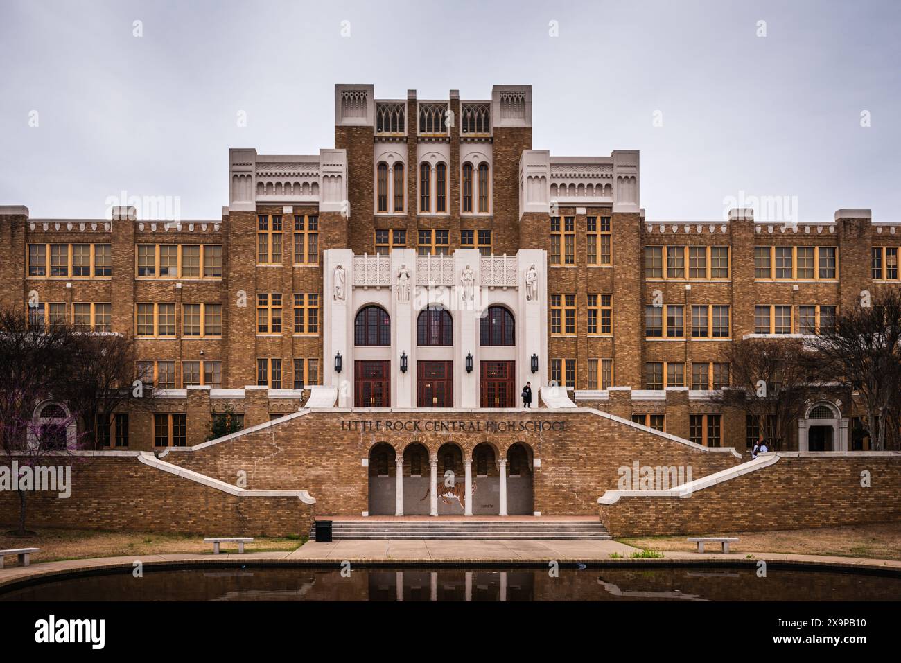 Vordereingang der Gymnasialschule, die 1957 Austragungsort der entscheidenden Untregierungsereignisse war. Stockfoto