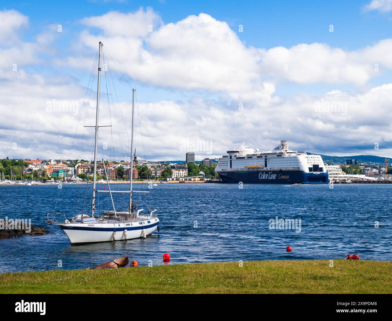 Der Oslofjord und ein Kreuzfahrtschiff, Norwegen Stockfoto