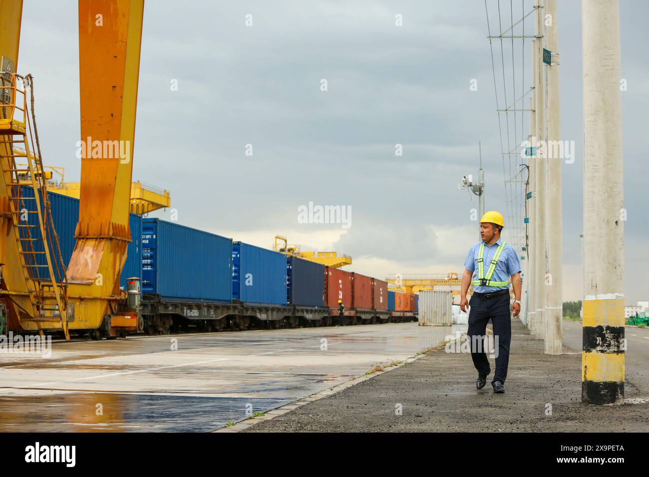 Ürümqi. Mai 2023. Dieses am 14. Mai 2023 aufgenommene Foto zeigt Hamit Turgun auf der Patrouille des Eisenbahnhafens Horgos in Horgos, der autonomen Region Xinjiang Uygur im Nordwesten Chinas. ZU „Xinjiang Story: Guardians of China-Europe Güterzüge am Horgos Railway Port“ Credit: Hao Zhao/Xinhua/Alamy Live News Stockfoto