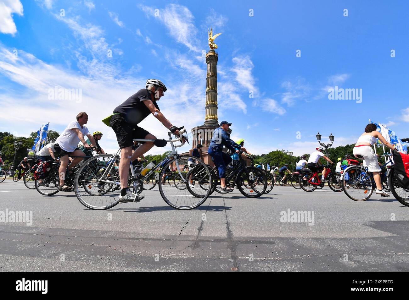 Berlin, Deutschland. Juni 2024. Die Teilnehmer der ADFC-Rallye 2024 „Together for the Traffic Turnaround“ fahren an der Siegessäule vorbei. Quelle: Paul Zinken/dpa/Alamy Live News Stockfoto