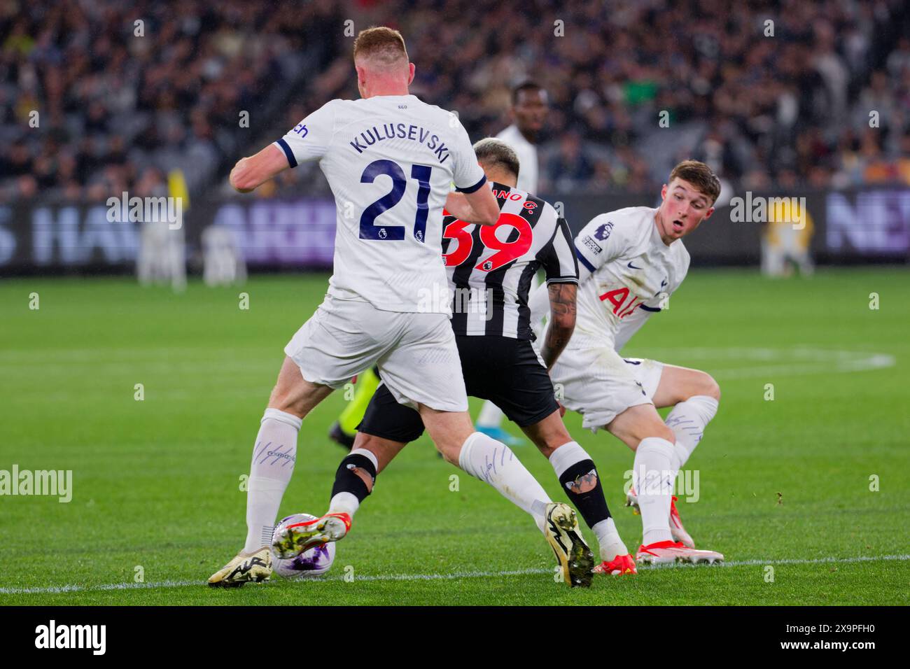 Dejan Kulusevski aus Tottenham tritt um den Ball mit Bruno Guimaraes aus Newcastle während des Ausstellungsspiels zwischen Tottenham und Newcastle in t an Stockfoto