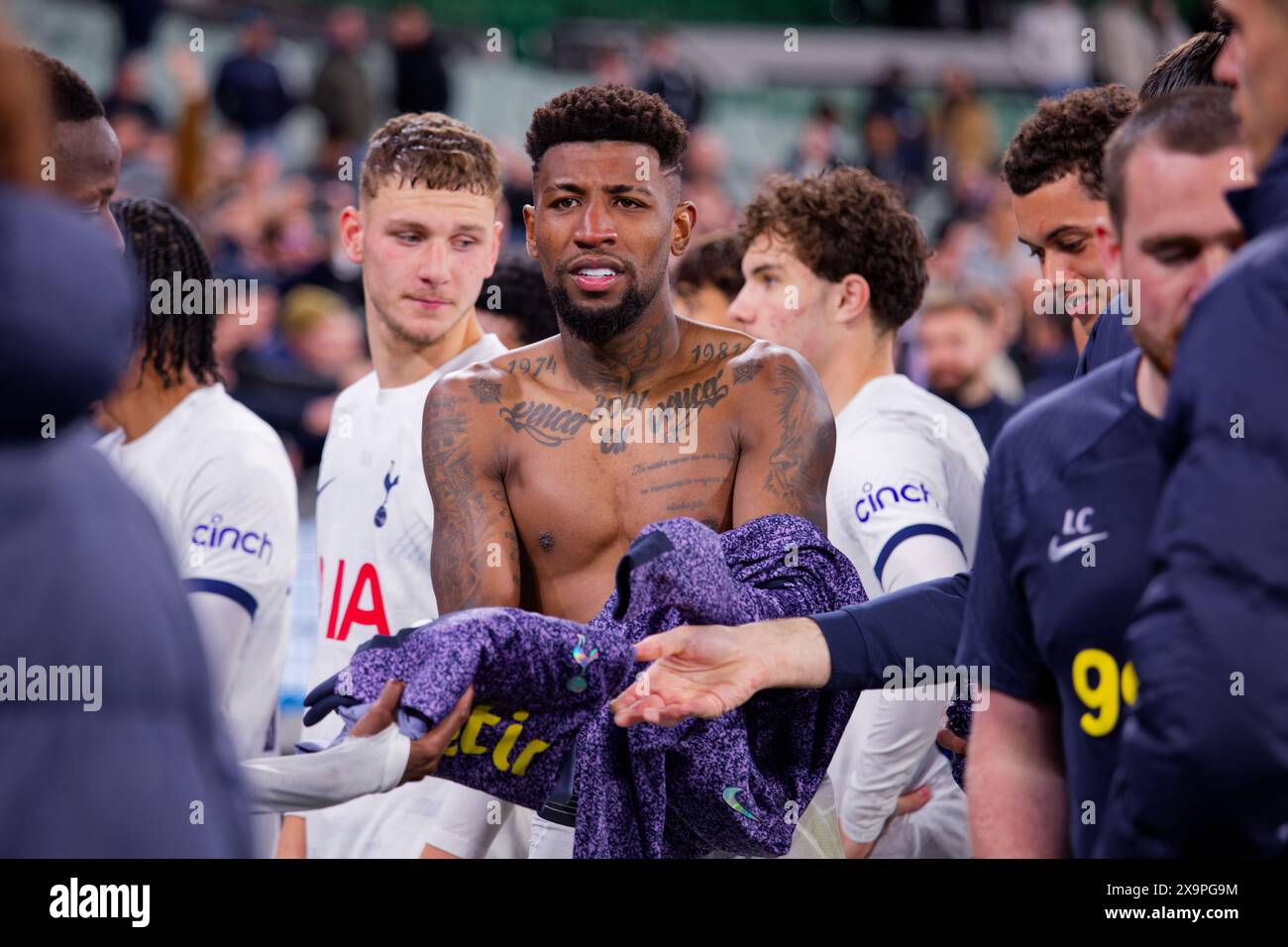 Emerson Royal of Tottenham dankt den Fans für ihre Unterstützung nach dem Ausstellungsspiel zwischen Tottenham und Newcastle am 22. Mai 2024 in Melb Stockfoto